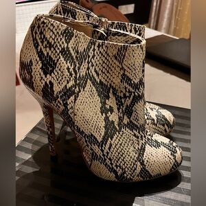 Vintage Victoria Secret Snake Skin stileto booties. Black/Cream/White.